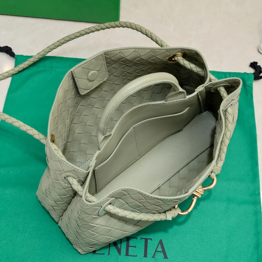 Batch 1960 #Bottega Veneta new horizontal Andiamo handbag, many stars have the same style 🎈 Classic full-body leather weaving with golden rope buckle, stable and chic enough [proud] The whole body is made of Nappa sheep leather, comfortable, soft and dynamic. The sliding metal rope buckle can adjust the shoulder strap, single shoulder / handbag / crossbody, multiple carrying methods, large bag capacity, suitable for commuting / daily / travel This bag is divided into small/medium/large sizes. There is always one that suits you, so take me with you🎀🎀 Size: 29x18x10 Model: 6463#
